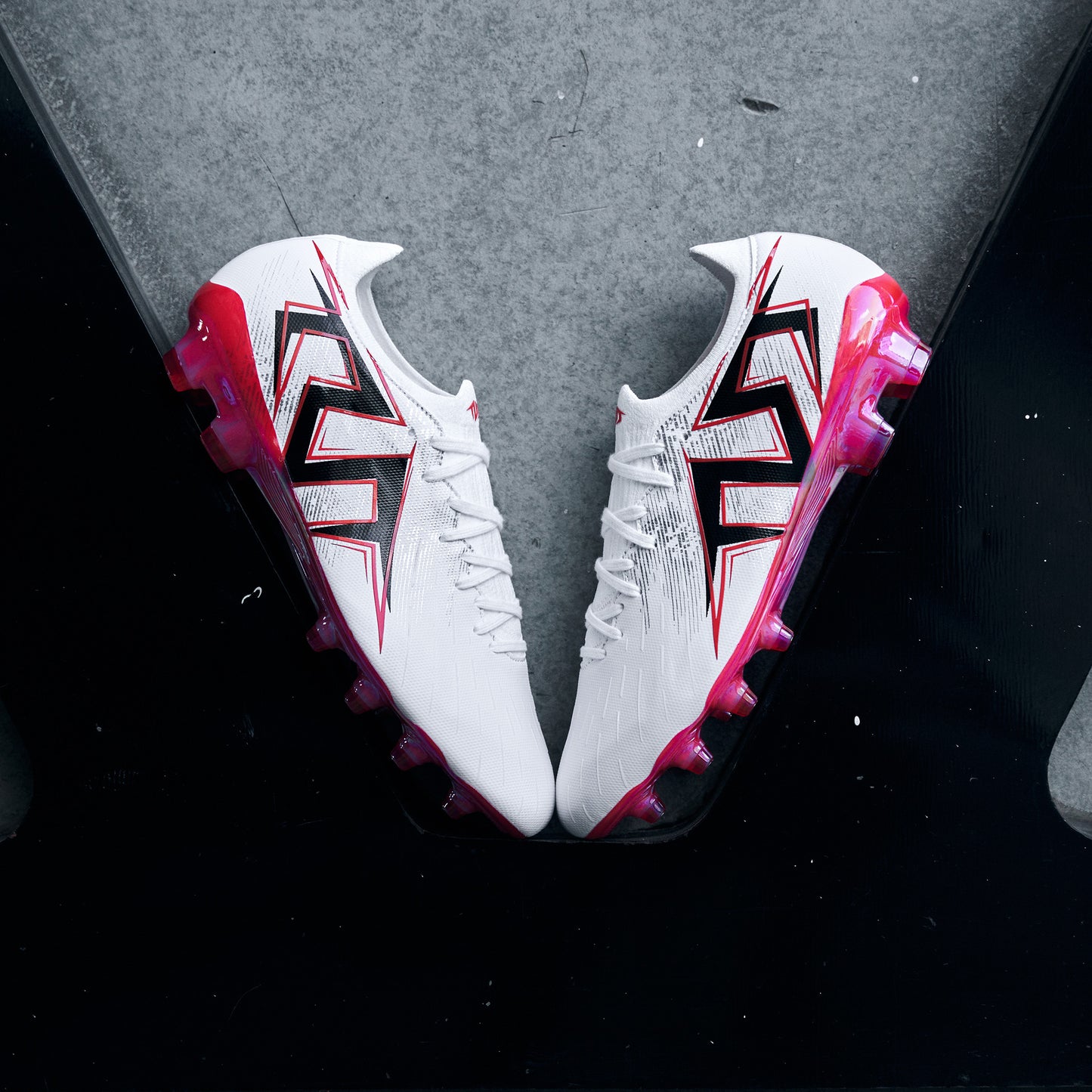 STRIKER.711 FG -Premier Pack